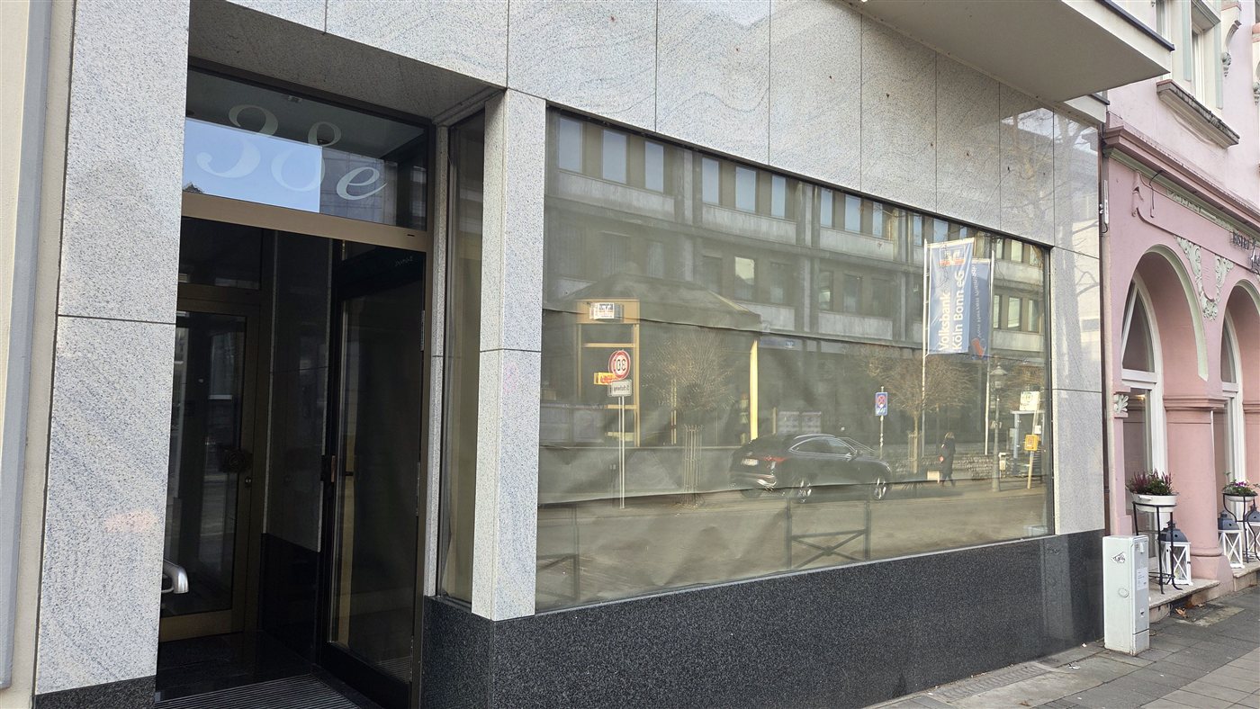 Das neue Ladenlokal vor dem Umbau — Altbau mit großem, noch verhülltem Schaufenster