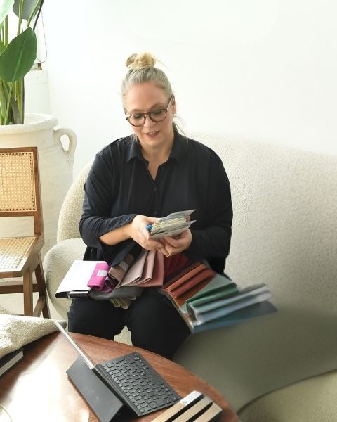 Sophie Reich bei der Materialauswahl