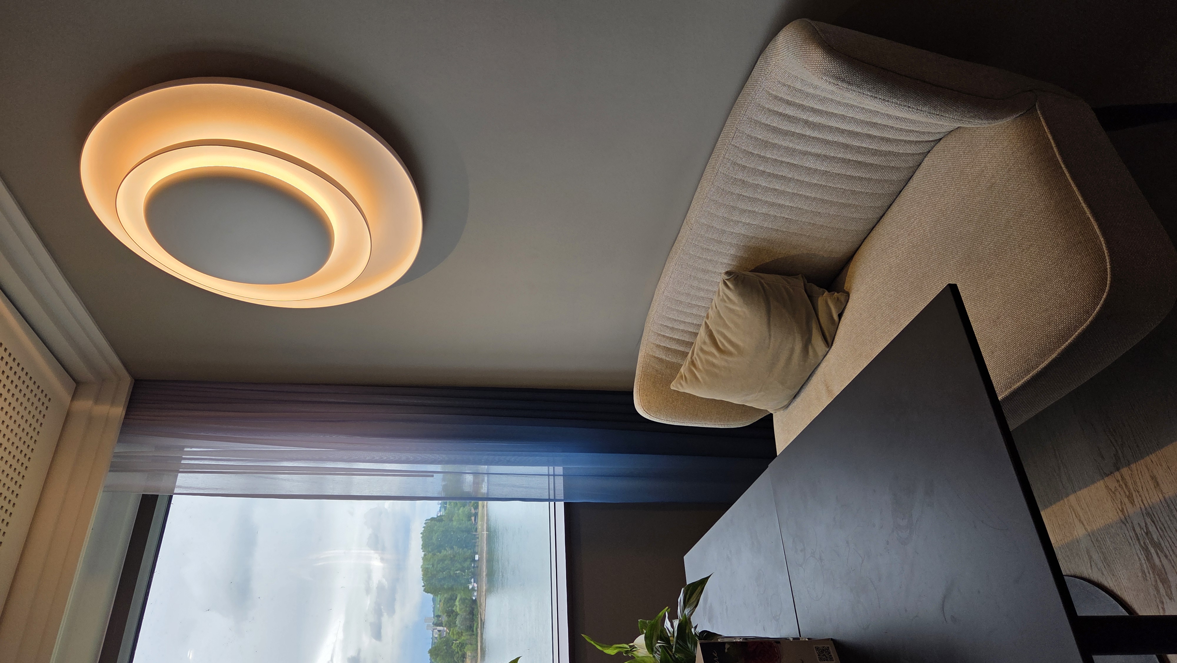 Executive Lounge — Sofa-Ecke mit Deckenleuchte