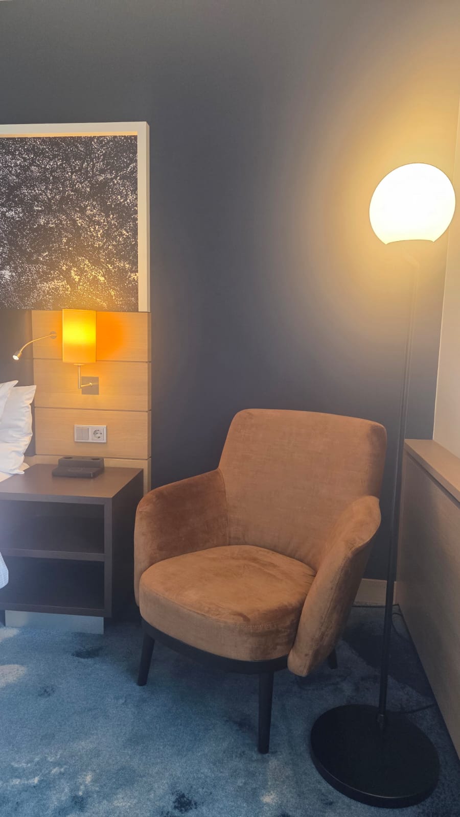 Zimmer — Sessel mit Stehlampe