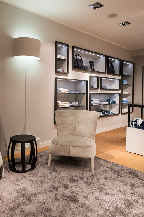 Sessel vor beleuchteten Display-Boxen