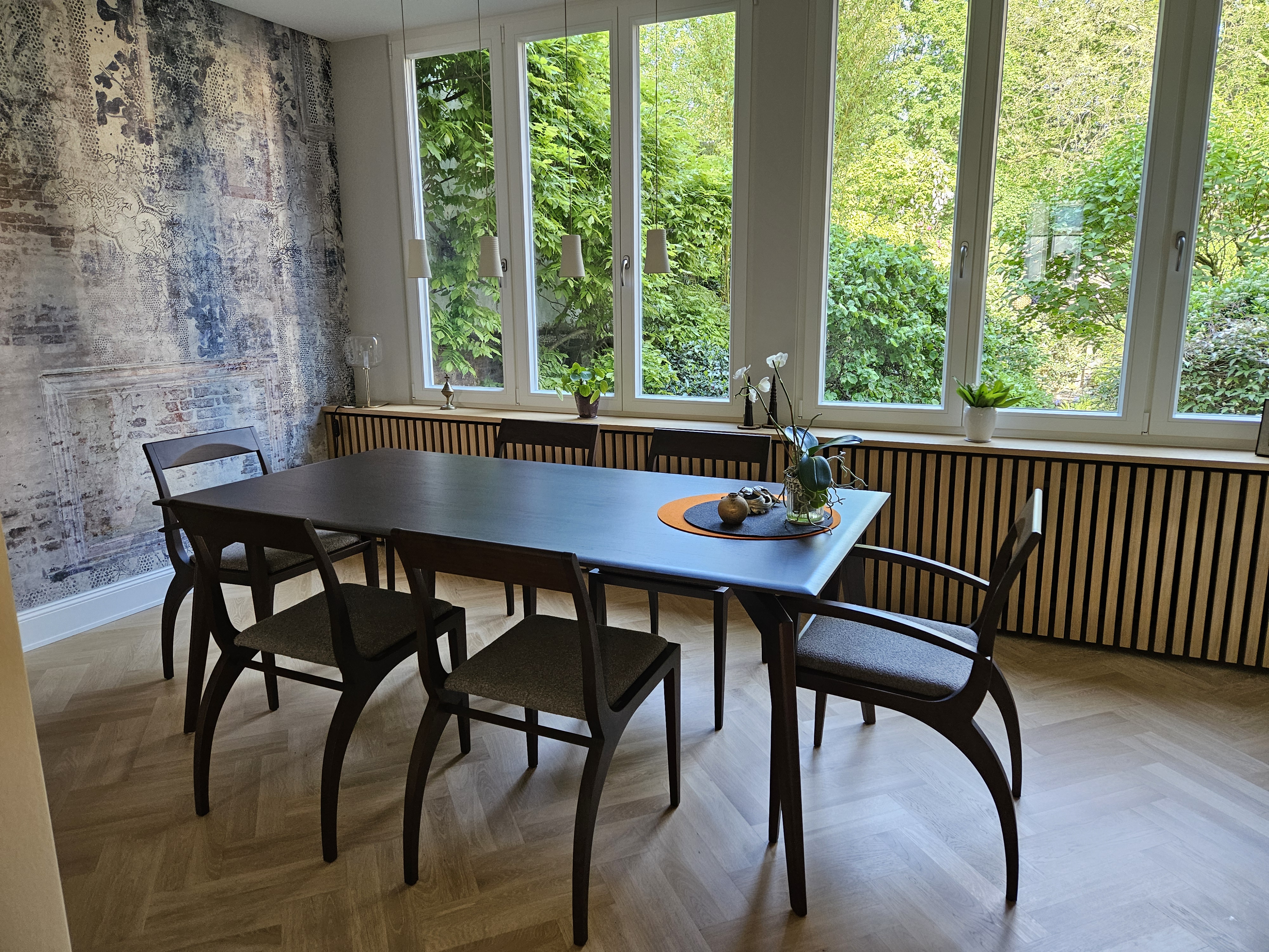Esstisch vor Fensterfront zum Garten